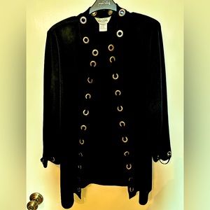 Mistook lightweight knit- 100% Acrylic-non-wrinkle. Size 1X black.